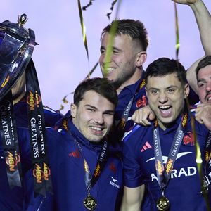 Antoine Dupont avec le trophée du tournoi des Six Nations - La France domine l'Ecosse (35-16) et remporte le Tournoi des 6 Nations au Stade de France à Saint-Denis, Seine Saint-Denis, France, le 15 mars 2025. © Cyril Moreau/Bestimage