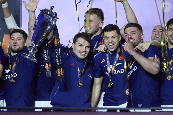 Antoine Dupont avec le trophée du tournoi des Six Nations - La France domine l'Ecosse (35-16) et remporte le Tournoi des 6 Nations au Stade de France à Saint-Denis, Seine Saint-Denis, France, le 15 mars 2025. © Cyril Moreau/Bestimage
