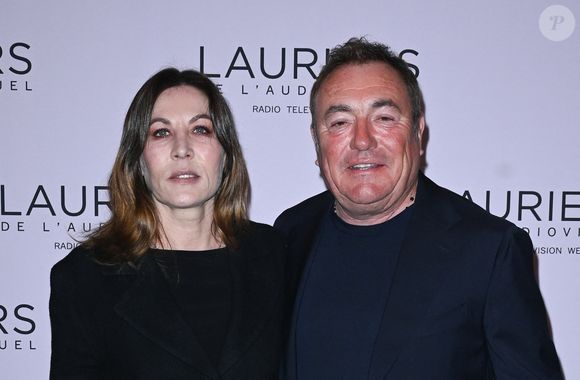 Mathilde Seigner et Fabien Onteniente (trophée de la meilleure fiction) - 28ème cérémonie des Lauriers de l'Audiovisuel au théâtre Marigny à Paris le 20 février 2023. Elle sera diffusée en différé sur TV5 Monde, pour la deuxième année consécutive, le 22 février. Dix-sept lauriers ont été décernés.

© Coadic Guirec/Bestimage