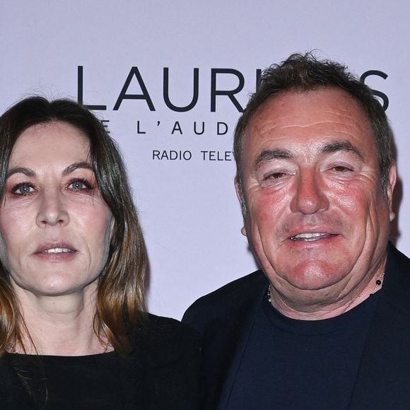 Mathilde Seigner et Fabien Onteniente (trophée de la meilleure fiction) - 28ème cérémonie des Lauriers de l'Audiovisuel au théâtre Marigny à Paris le 20 février 2023. Elle sera diffusée en différé sur TV5 Monde, pour la deuxième année consécutive, le 22 février. Dix-sept lauriers ont été décernés.

© Coadic Guirec/Bestimage