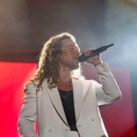 Julien Doré rejoint sur scène par ce chanteur iconique des années 80 : ce geste élégant qui ne passe pas inaperçu