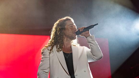 Julien Doré rejoint sur scène par ce chanteur iconique des années 80 : ce geste élégant qui ne passe pas inaperçu