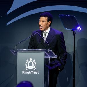 Le chanteur de 77 ans, actuellement en tournée avec Earth, Wind & Fire, a été placé en soins intensifs afin de passer plusieurs examens, selon "TMZ" dans un article paru le 31 août 2026.

Lionel Richie à New York pour le cinquième Gala "King's Trust".

Backgrid USA / Bestimage