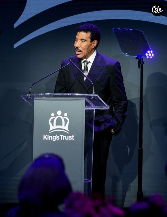 Le chanteur de 77 ans, actuellement en tournée avec Earth, Wind & Fire, a été placé en soins intensifs afin de passer plusieurs examens, selon "TMZ" dans un article paru le 31 août 2026.

Lionel Richie à New York pour le cinquième Gala "King's Trust".

Backgrid USA / Bestimage