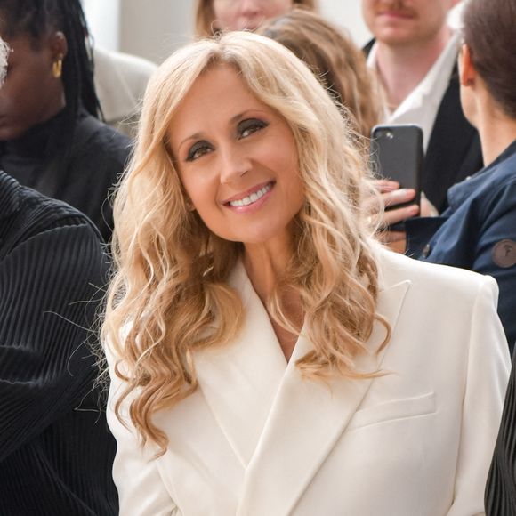 "Mais elle est vraiment belle Isabelle. Ce n’est pas parce que c’est ma fille. Je vous jure elle est vraiment jolie !", a-t-elle ajouté au sujet de Lou auprès de la journaliste Isabelle Ithurburu.


Lara Fabian est assise au premier rang lors du défilé Issey Miyake Womenswear Spring-Summer 2024 dans le cadre de la semaine de la mode à Paris le 29 septembre 2023 à Paris, France. Photo de Jana Call me J/ABACAPRESS.OM
