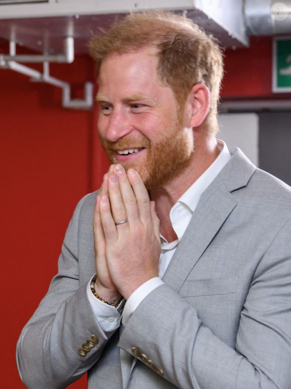 Le duc de Sussex lors d'une visite au Community Recording Studio (CRS) à Nottingham, à l'occasion de l'annonce d'un don substantiel à l'association Children in Need pour l'aider à lutter contre la violence dont sont victimes les jeunes.  9 septembre 2025. © PA Photos/ABACA