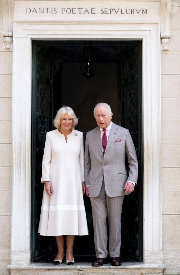 Le roi Charles III d'Angleterre et Camilla Parker Bowles, reine consort d'Angleterre, arrivent à Ravenne pour visiter le tombeau de Dante, le 10 avril 2025. Le couple royal britannique est en voyage officiel en Italie. © Pool/MirrorPix/Bestimage
