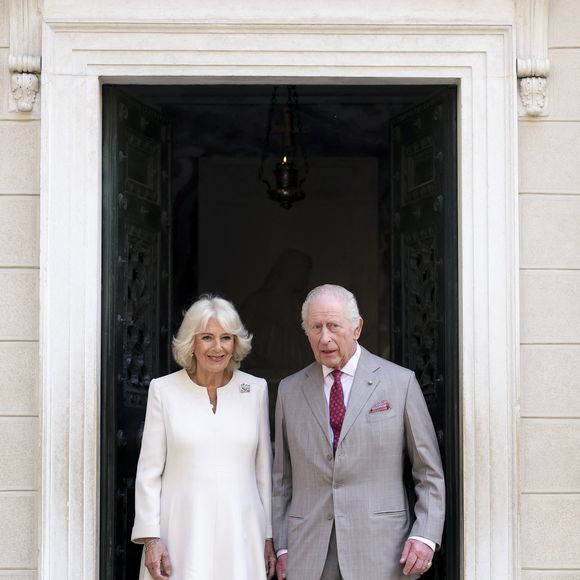 Le roi Charles III d'Angleterre et Camilla Parker Bowles, reine consort d'Angleterre, arrivent à Ravenne pour visiter le tombeau de Dante, le 10 avril 2025. Le couple royal britannique est en voyage officiel en Italie. © Pool/MirrorPix/Bestimage
