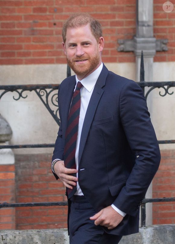 Il a profité de sa présence en Europe pour rendre visite à l'Ukraine, en guerre avec la Russie depuis l'invasion russe en février 2022. 

Le prince Harry, duc de Sussex à l'issue du 2ème jour de son appel de la décision de la Haute Cour à propos de son droit à des gardes du corps armés payés par le contribuable, le 9 avril 2025. Zuma Press / Bestimage
