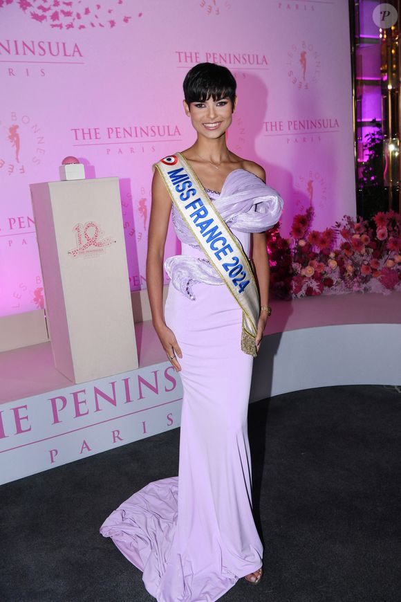 Eve Gilles (Miss France 2024) - Photocall du 5ème gala de charité de l'association "Les Bonnes Fées" à l'occasion de la campagne mondiale "Octobre Rose" à l'hôtel Peninsula, Paris le 3 octobre 2024. © Rachid Bellak/Bestimage