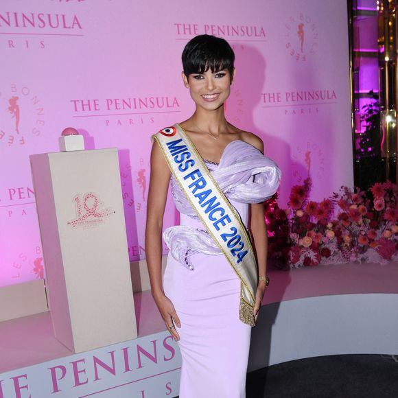 Eve Gilles (Miss France 2024) - Photocall du 5ème gala de charité de l'association "Les Bonnes Fées" à l'occasion de la campagne mondiale "Octobre Rose" à l'hôtel Peninsula, Paris le 3 octobre 2024. © Rachid Bellak/Bestimage