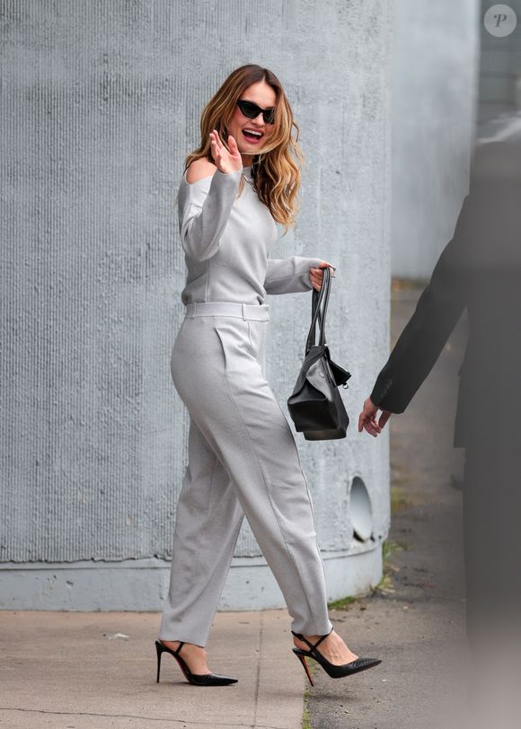 EXCLUSIVE Los Angeles, CA Lily James était élégante lors de la séance de questions-réponses pour son prochain film, "Cliffhanger". Elle porte un haut en tricot gris doux à épaulettes associé à un pantalon de tailleur taille haute, avec des talons Christian Louboutin, des lunettes de soleil foncées et un sac à main Alexander McQueen.

Sur la photo : Lily James 
Backgrid USA / Bestimage