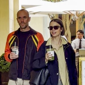 Le tournage se poursuit à Paris après des scènes réalisées en Grèce et à Monaco.
Lily Collins et son mari Charlie McDowell aperçus à la sortie de la boutique Ralph Lauren de Saint-Germain-des-Prés à Paris après le tournage de la sixième saison de la série Netflix "Emily in Paris", à Paris, France, le 2 juillet 2026.
© Gedeon Taieb/Bestimage