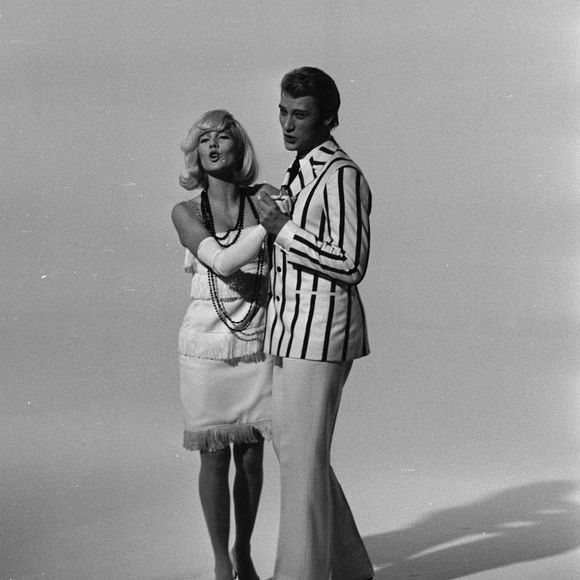 Après cette journée mouvementée, le couple décide de partir en lune de miel aux Canaries pour profiter d’un moment de détente.

Archives - En France, à Paris, sur le plateau de l'émission "SHOW HALLYDAY-VARTAN", Sylvie VARTAN et Johnny HALLYDAY. Le 17 décembre 1965
Gérard Letellier via Bestimage