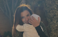 Denitsa Ikonomova en train d'enregistrer une chanson en studio. Instagram