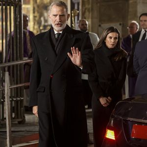Des manifestants attendent le roi Felipe VI d'Espagne et la reine Letizia à la sortie de la messe pour les victimes des inondations causées par le phénomène DANA à la cathédrale de Valence le 9 décembre 2024.