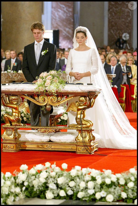 Depuis plus de vingt ans, la célèbre comédienne de 55 ans file le parfait amour avec le prince Emmanuel-Philibert de Savoie, l'héritier du trône d'Italie avec qui elle a eu deux filles : Vittoria et Luisa. 

Le prince Emmanuel-Philibert de Savoie et sa femme Clotilde Courau à leur mariage à la basilique Saint-Marie-Des-anges à Rome.
