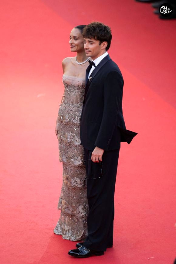 Des photos prises pendant leurs vacances en Sardaigne avaient déjà alimenté les spéculations, en raison du ventre légèrement arrondi de la mannequin

Charles Leclerc et son épouse Alexandra Leclerc lors de la projection sur tapis rouge du film *La Vie d’une Femme*, réalisé par Charline Bourgeois-Tacquet, dans le cadre du 79e Festival de Cannes, à Cannes, en France, le 13 mai 2026. Photo : Eliot Blondet/ABACAPRESS.COM