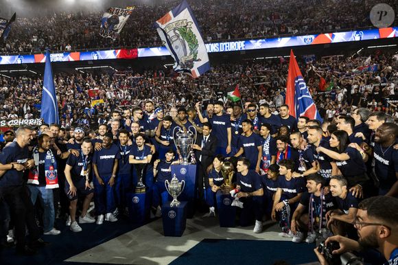 Nasser al-Khelaïfi (président du PSG), Luis Enrique, Luis Campos, Khvicha Kvaratkshelia,Gonçalo Ramos, Ousmane Dembélé, Marco Asensio, Kang-In Lee, Randal Kolo Muani, Senny Mayulu, Bradley Barcola, Ibrahim Mbaye, Gianluigi Donnarumma, Matvey Safonov, Lucas Lavallée, Arnau Tenas, Axel Tape, Noham Kamara, Achraf Hakimi, Presnel Kimpembe, Marquinhos, Lucas Hernandez, Nuno Mendes, Nordi Mukiele, Lucas Beraldo, Milan Skriniar, Yoram Zague, Joane Gadou, Naoufel El Hannach, Willian Pacho, Manuel Ugarte, Fabian Ruiz, Désiré Doué, Danilo Pereira, Vitinha, Gabriel Moscardo, Cher Ndour, Carlos Soler, Warren Zaïre-Emery, João Neves - Les joueurs du PSG célèbrent leur titre de Champion d'Europe au Parc Des Princes à Paris, le 1er juin 2025.
© Cyril Moreau/Bestimage