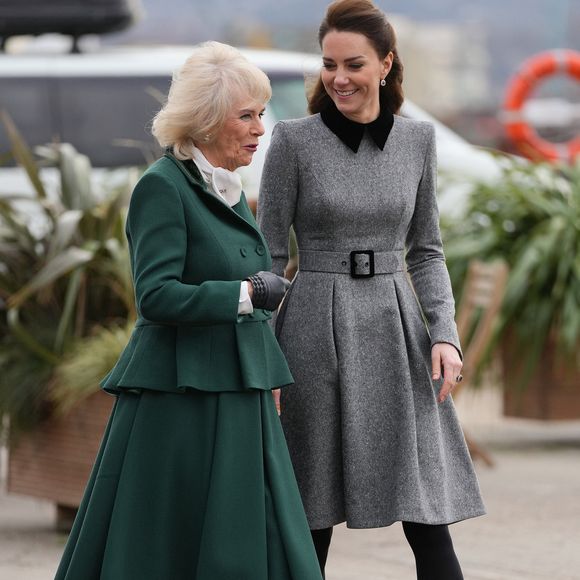 Camilla Parker Bowles, duchesse de Cornouailles, et Catherine (Kate) Middleton, duchesse de Cambridge, arrivent pour une visite à la fondation Trinity Buoy Wharf, un site de formation pour les arts et la culture à Londres, Royaume Uni, le jeudi 3 février 2022.