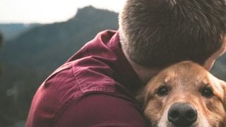 La science affirme que les personnes qui parlent à leurs animaux de compagnie comme à des humains partagent ces 7 atouts psychologiques