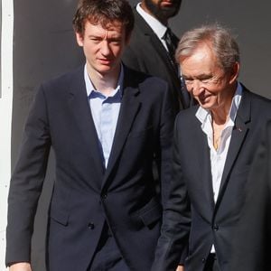 Frédéric Arnault et son père Bernard Arnault - À la sortie du défilé de prêt-à-porter Louis Vuitton printemps-été 2024 lors de la Fashion Week de Paris (PFW), dans le futur hôtel Louis Vuitton au 103, avenue des Champs-Élysées, à Paris, France, le 2 octobre 2023. © Christophe Clovis/Bestimage