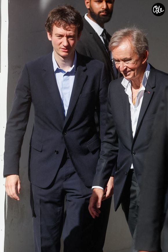 Frédéric Arnault et son père Bernard Arnault - À la sortie du défilé de prêt-à-porter Louis Vuitton printemps-été 2024 lors de la Fashion Week de Paris (PFW), dans le futur hôtel Louis Vuitton au 103, avenue des Champs-Élysées, à Paris, France, le 2 octobre 2023. © Christophe Clovis/Bestimage