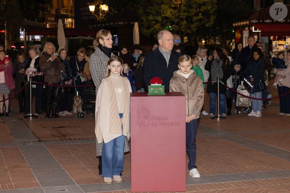 Le prince Albert II de Monaco, La princesse Charlène de Monaco, Le prince Jacques de Monaco, marquis des Baux, La princesse Gabriella de Monaco, comtesse de Carladès - La famille princière de Monaco lors du lancement des illuminations de Noël organisées par la municipalité de Monaco sur la Place d'Armes le 27 novembre 2025.
© Olivier Huitel / Pool / Bestimage