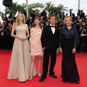 Angelina Jolie a choisi de dévoiler la cicatrice de sa mastectomie préventive en couverture du premier numéro de TIME France, un geste fort et profondément symbolique. 

Angelina Jolie, Marie Colomb, Finn Bennett, Caroline Scheufele - Montée des marches du film " Eddington " lors du 78ème Festival International du Film de Cannes, au Palais des Festivals à Cannes.
© Olivier Borde / Bestimage