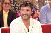 Jérémy Frérot dans l'émission "Vivement Dimanche", France 3. Le chanteur s'est confié sur sa vie dans le Bassin d'Arcachon avec ses 2 fils, qu'ils a eus avec Laure Manaudou.