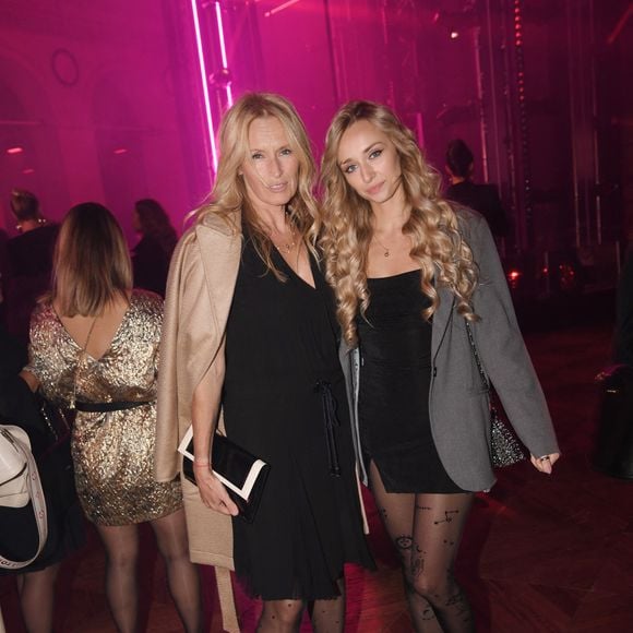 Estelle Lefébure et sa fille Emma Smet à la soirée Calzedonia "Calzedomania" au Palais Brongniart à Paris pendant la fashion week femme printemps/été 2023, le 26 septembre 2022.

Photo : Rachid Bellak / Bestimage