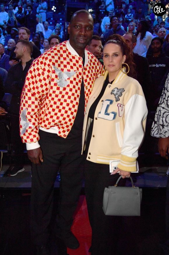 Dans ces moments douloureux, Hélène Sy sait qu'elle peut compter sur le soutien de son mari et de leur grande et belle tribu. 

Omar Sy et sa femme Hélène - Célébrités assistent au match 1 du NBA Paris Games 2025 à L'Accor Arena Bercy à Paris le 23 janvier 2025. © Veeren/Bestimage