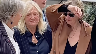 Charlotte de Turckheim, le visage marqué : entourée de ses filles et de son mari, elle dit au revoir à sa mère