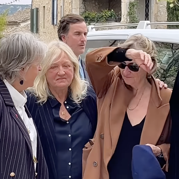Charlotte de Turckheim aux obsèques de sa mère. 
Instagram BestImage

Charlotte de Turckheim s'est rendue aux obsèques de sa mère Françoise Husson décédée à 95 ans.