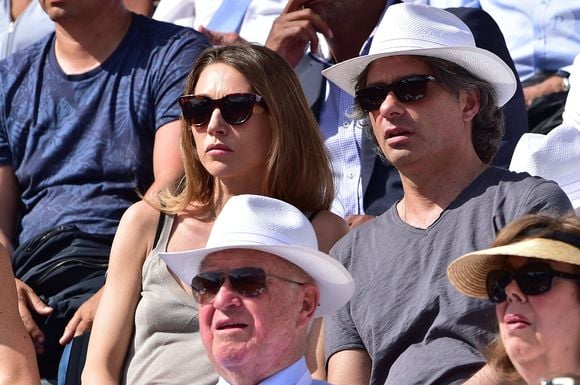 Laura Smet et son compagnon Raphaël - Tribunes des Internationaux de France de tennis de Roland Garros le 3 juin 2015. Giancarlo Gorassini/Bestimage