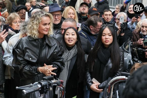 Joy Hallyday et Jade Hallyday assistent à la cérémonie au cours de laquelle Laeticia Hallyday dévoile une plaque en hommage à Johnny Hallyday devant l'immeuble où celui-ci a grandi, dans le 9e arrondissement de Paris, le 22 décembre 2023 à Paris, en France. Photo de Nasser Berzane/ABACAPRESS.COM