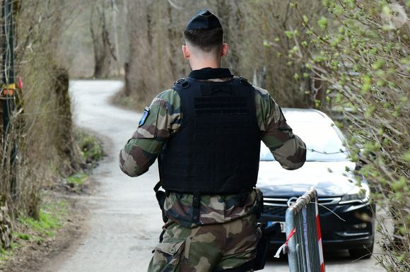 Ce mardi 25 mars, quatre membres de la famille ont été placés en garde à vue. 

Illustrations au Vernet dans les Alpes-de-Haute-Provence dans le cadre de la disparition du petit Emile, le 4 avril 2024.

Photo : Romain Doucelin / Bestimage