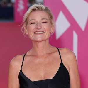 Anne-Elisabeth Lemoine sur le tapis rouge lors de la première du film 'L'Invitation' pendant la 52ème édition du Festival du Cinéma Américain de Deauville, France, le 5 septembre 2026. © Denis Guignebourg/Bestimage