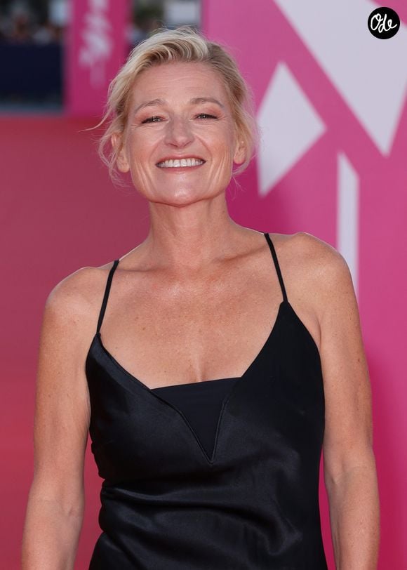 Anne-Elisabeth Lemoine sur le tapis rouge lors de la première du film 'L'Invitation' pendant la 52ème édition du Festival du Cinéma Américain de Deauville, France, le 5 septembre 2026. © Denis Guignebourg/Bestimage