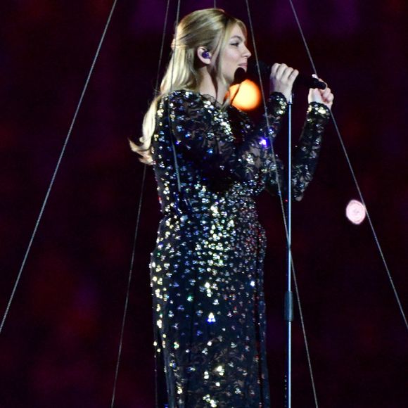 La chanteuse Louane (Louane Emera), représentante de la France au concours de l'Eurovision, interpréte pour la première fois son titre "maman", en hommage à sa mère décédée lorsqu'elle avait 17 ans, devant les 80 000 spectateurs, suspendue sur une plateforme, plusieurs mètres au-dessus de la pelouse et des musiciens, du Stade de France à la mi-temps du match du Tournoi des Six Nations opposant la France à l'Écosse, à Saint-Denis, Seine Saint-Denis, France, le 15 mars 2025. © CHristian Liewig/Bestimage