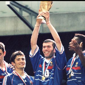 Guivarc'h l'a rassuré avec humour : « Je ne suis pas mort ! » et a promis de le rappeler.

Info - Le maillot de Zinedine Zidane de la finale de la Coupe du Monde 1998 va être mis aux enchères le 15 mars prochain