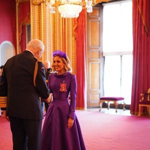 Mme Amy Dowden, de Rowley Regis, avocate et ambassadrice de Crohn's and Colitis UK, est nommée membre de l'Ordre de l'Empire britannique par le roi Charles III au palais de Buckingham, à Londres. Cette distinction récompense les services rendus en matière de collecte de fonds et de sensibilisation aux maladies inflammatoires de l'intestin. Date de la photo : mardi 18 février 2025. Photo by Jordan Pettitt/PA Photos/ABACAPRESS.COM