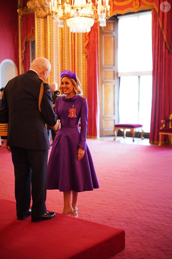 Mme Amy Dowden, de Rowley Regis, avocate et ambassadrice de Crohn's and Colitis UK, est nommée membre de l'Ordre de l'Empire britannique par le roi Charles III au palais de Buckingham, à Londres. Cette distinction récompense les services rendus en matière de collecte de fonds et de sensibilisation aux maladies inflammatoires de l'intestin. Date de la photo : mardi 18 février 2025. Photo by Jordan Pettitt/PA Photos/ABACAPRESS.COM