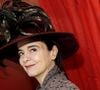 À jeun, elle boit un demi-litre de thé très fort, un geste qu’elle associe davantage à la discipline qu’à la souffrance. 

Amelie Nothomb - Salon du livre de Paris le 16 mars 2019. © Cédric Perrin/Bestimage
