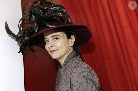 À jeun, elle boit un demi-litre de thé très fort, un geste qu’elle associe davantage à la discipline qu’à la souffrance. 

Amelie Nothomb - Salon du livre de Paris le 16 mars 2019. © Cédric Perrin/Bestimage