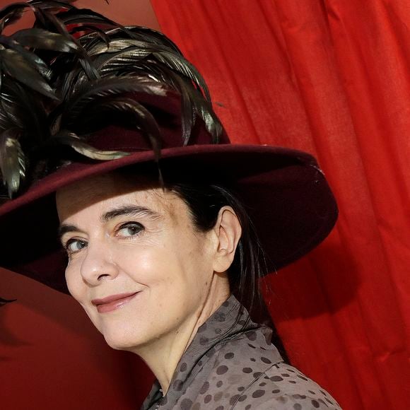 À jeun, elle boit un demi-litre de thé très fort, un geste qu’elle associe davantage à la discipline qu’à la souffrance. 

Amelie Nothomb - Salon du livre de Paris le 16 mars 2019. © Cédric Perrin/Bestimage