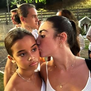 Avec les enfants de Jalil Lespert

Gena, 17 ans et Kahina, 11 ans, les filles de Jalil Lespert et Sonia Rolland.
