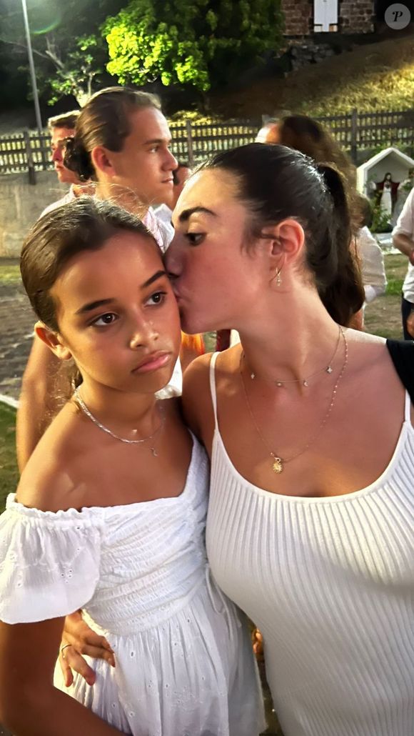 Avec les enfants de Jalil Lespert

Gena, 17 ans et Kahina, 11 ans, les filles de Jalil Lespert et Sonia Rolland.