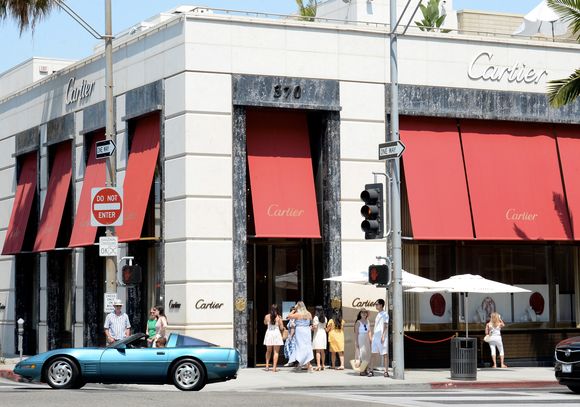 Une période de transition d’au moins douze mois est prévue pour assurer le transfert et l’accompagnement opérationnel. 

Exclusif - Sarah Hyland et son fiancé Wells Adams font du shopping sur Rodeo Drive à Beverly Hills. Los Angeles, le 25 juillet 2022.