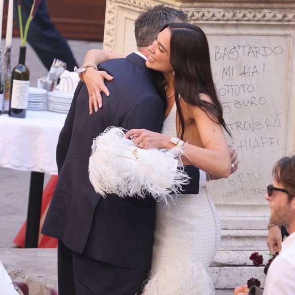 La chanteuse Dua Lipa et l'acteur Callum Turner ont été photographiés avant leur fête de mariage sur la Piazza Croce Dei Vespri à Palerme, en Italie, le 5 juin 2026. Photo : Snapix/ABACAPRESS.COM